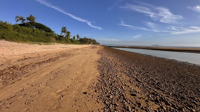 ซื้อเก็บยิ้มรับทรัพย์เฮงๆปังๆ ขายที่ดินใกล้หาดบางเบิด ติดถนนทางหลวง ใกล้หาด1 กม. +ขนาดที่ดิน 50-1-18 ไร่ โฉนดครุฑแดง พร้อมโอน ไร่ล่ะ 8 แสน