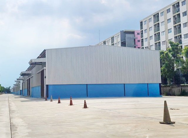 โกดังที่เดินถึง ARL ลาดกระบัง 650 ม. สนามบินสุวรรณภูมิ 4 กม. โกดังให้เช่าใหม่ 1000ตรม. 124,999 บาทต่อเดือน ร่มเกล้า ลาดกระบัง 
