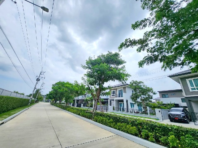 โรบินสัน  800 ม.เซ็นทรัล ฉะเชิงเทรา 2.2กม.ให้เช่าทาวน์เฮาส์ใหม่ สวย 2 ชั้น 20ตร.วา.150 ตร.ม.ติดถนนใหญ่ ม.ราชภัฏราชนครินทร์ 2.8 กม.  2 นอน